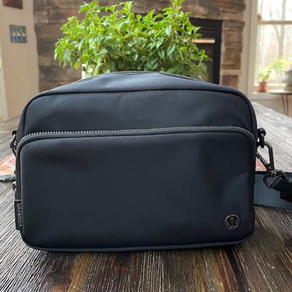 Lululemon Everywhere Crossbody Large 3L w/Metal Hardware EUC - Picture 2 of 8